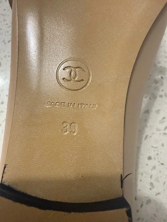 CHANEL Beige Leather Ballet Flats with Black Cap-Toe and Bow - Picture 4 of 7